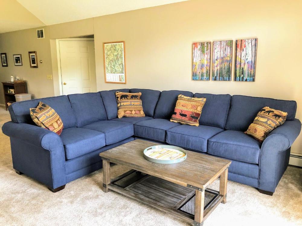 F3 Fairway Village Condo with great mountain views, 8 minute walk from Omni Mount Washington Hotel!